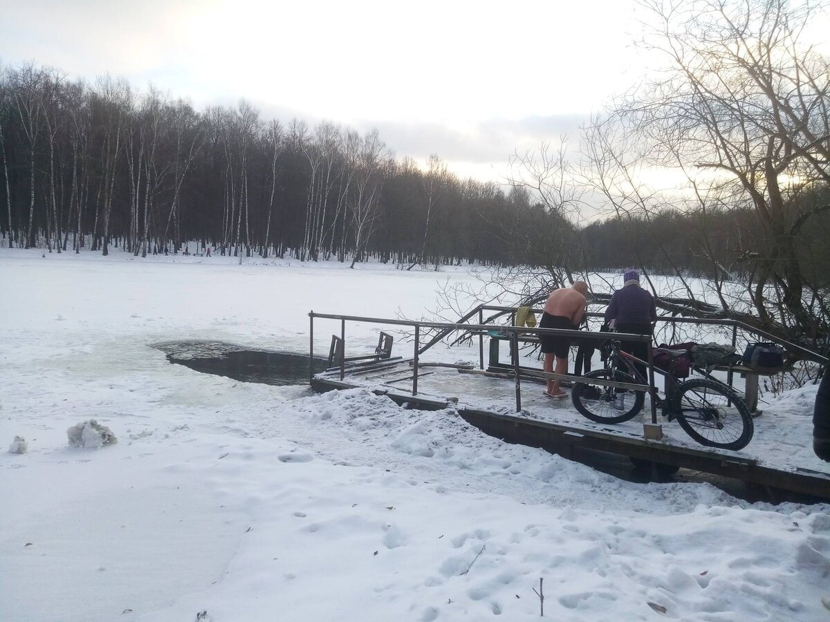 Вот мужик на Красном пруду в Измайлово жертвует. Не только для здоровья, но и для удовольствия (он мне сам сказал)