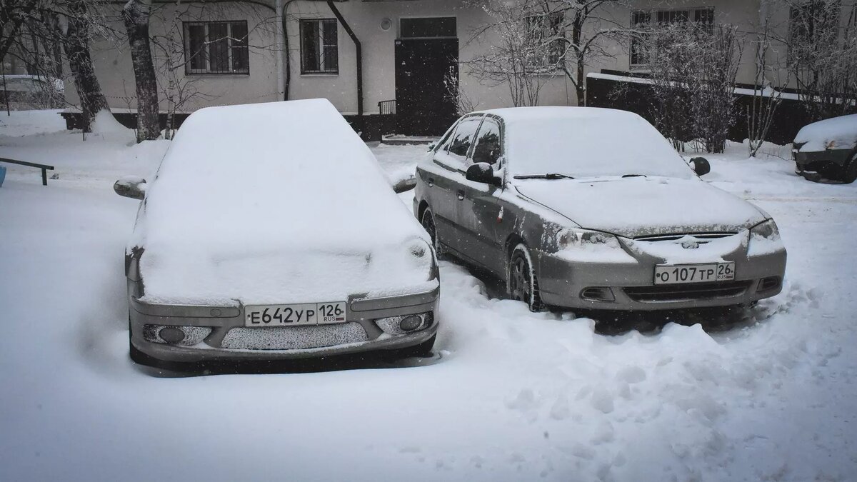     Жители Уфы жалуются на плохую уборку снега не только во дворах, но и на дорогах города.