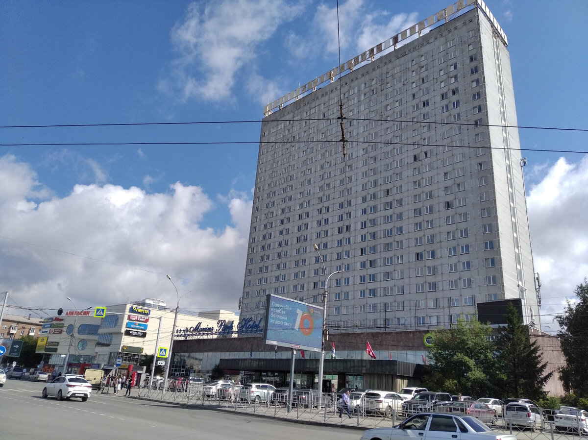 Здание на площади Гарина-Михайловского, построенное в стиле конструктивизма, и гостиница отечественной сети Marins Park Hotel.