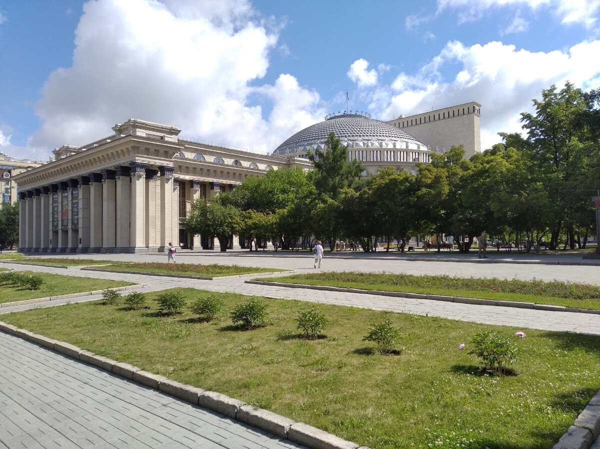 Театральный сквер перед зданием НОВАТа. 