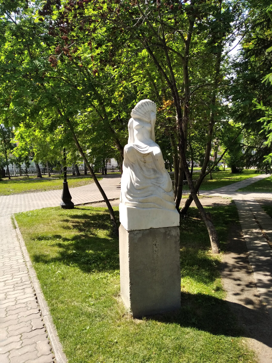Девушка с веером.