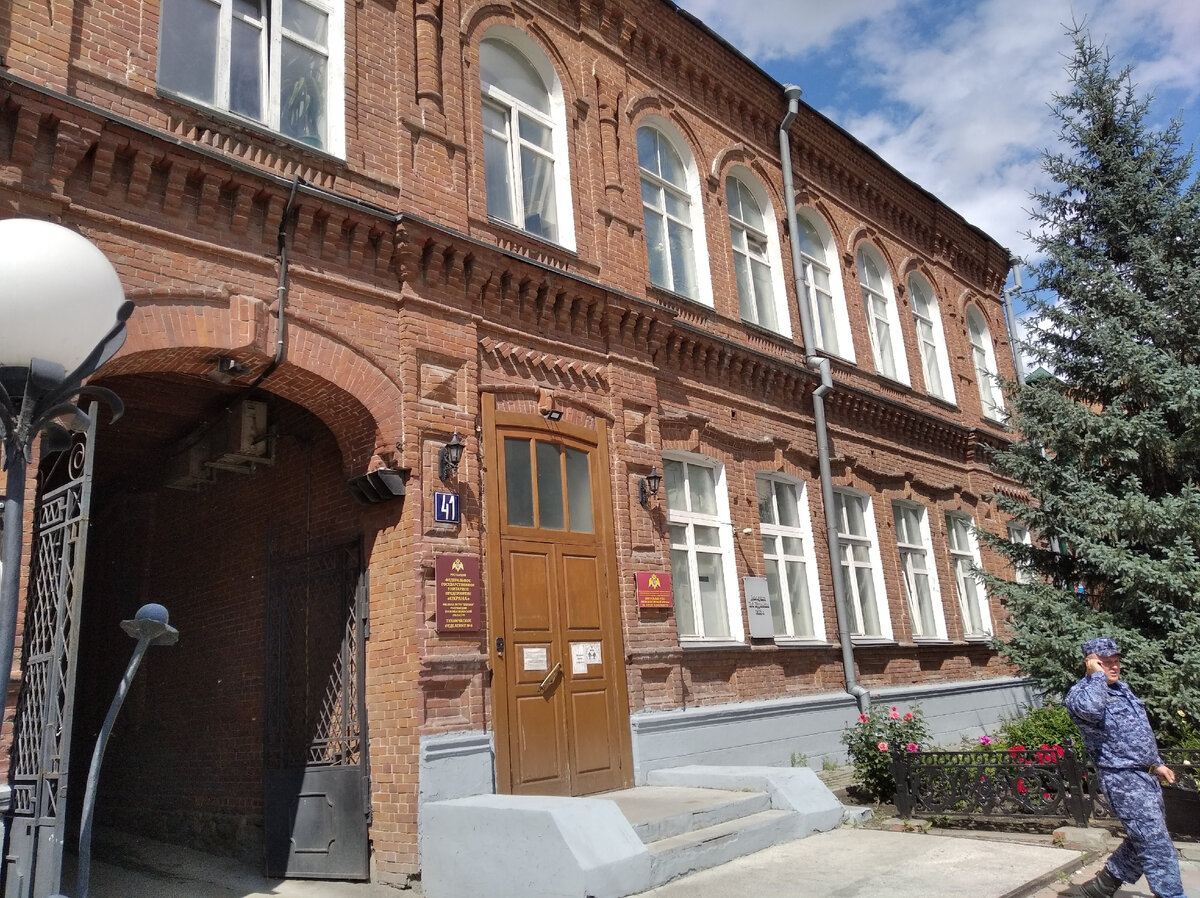 Кирпичная застройка на Ул. Коммунистическая, сейчас здесь находится управление Росгвардии по Новосибирской области. 