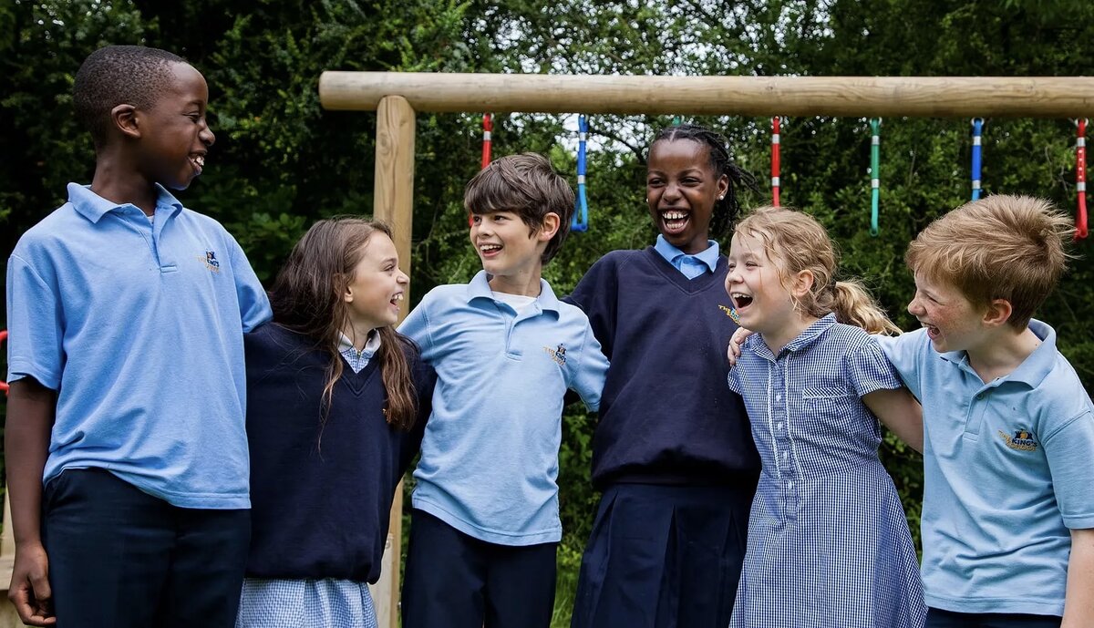 Дети начальной школы проводят перемены на улице. Фотография из открытого источника. 