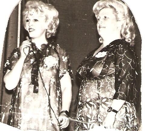 С Ларисой Костициной (справа) ведем "голубой огонек" во Дворце культуры.