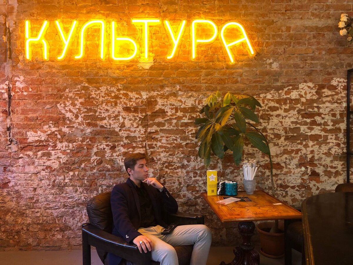 Привет, друзья! 
Хочу поделиться с вами частицей своей жизни и рассказать о себе. Меня зовут BATS LOVE, я из маленького, но удивительного города в России под названием Алатырь. 

Мой творческий путь начался  ещё в далеком 2005 году, когда мне было всего лишь 6 лет. С каждым годом моя любовь к искусству только укреплялась, и вот уже с 2015 года я активно занимаюсь рисованием в собственном уникальном стиле. Мой стиль был разработан путем смешивания техники тату и дудл-арт. Он наполнен яркостью и оригинальностью, что делает мои работы узнаваемыми среди других.

Мое творчество - это не просто картинки, это истории, эмоции, идеи, которые я стараюсь передать через каждый мой рисунок. Я увлекаюсь изучением новых техник и материалов, чтобы сделать каждую работу уникальной и запоминающейся.

Стремлюсь к тому, чтобы мое творчество не только приносило радость и восторг мне самому, но и делало жизнь других ярче и насыщеннее.

Так что вот я, немного загадочная, но яркая и творческая душа. Моя жизнь - это постоянное стремление к творческому самовыражению, и я рад, что могу поделиться этим с вами. Буду рад видеть вас в мире моего творчества!