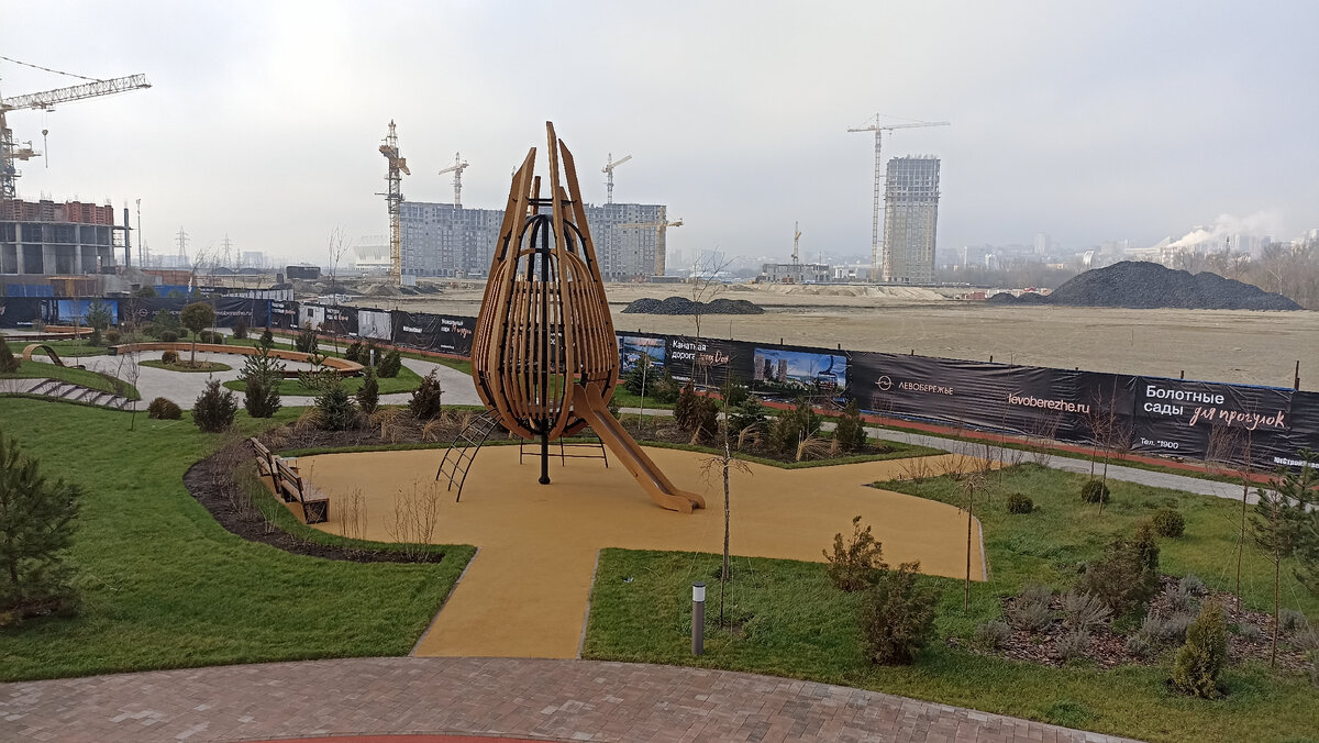 Это я с  возвышенности смотрю на будущий парк, масштаб впечатляет, листайте ленту