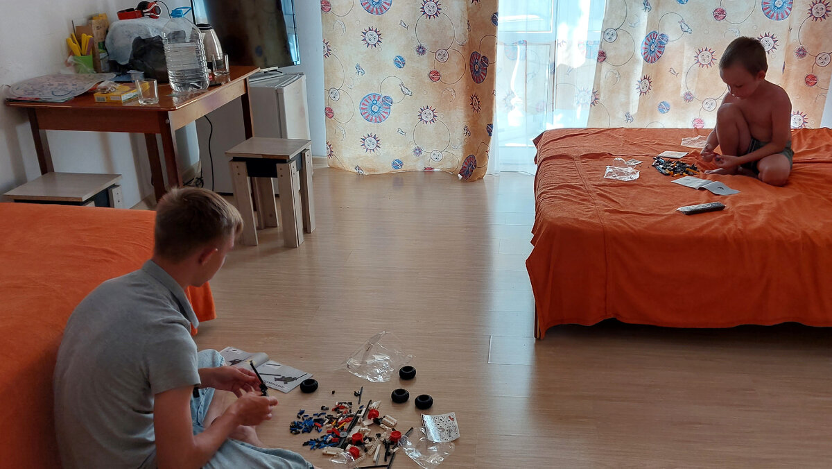 Брала с собой для парней по набору лего. Такой маленький сюрприз, чтобы их развлечь в самую жару.