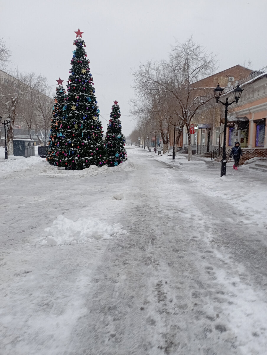 Вот та ёлка которая высока) масштабы ее удивили нашего сыночка.