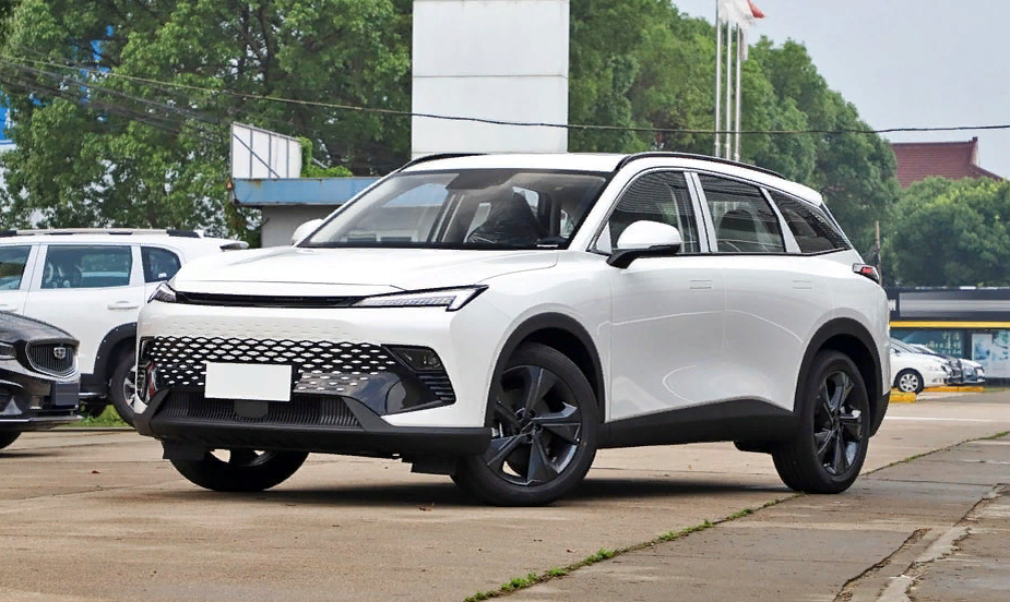 Никому неизвестный китаец BAIC X55 продается в России, но покупать его не спешат