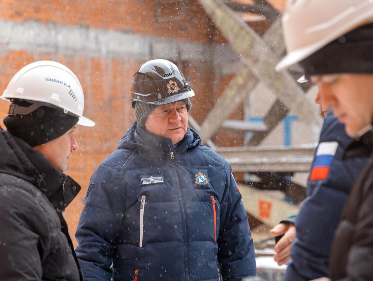    Роман Старовойт крайне недоволен темпа строительства бассейна на Коммунистической