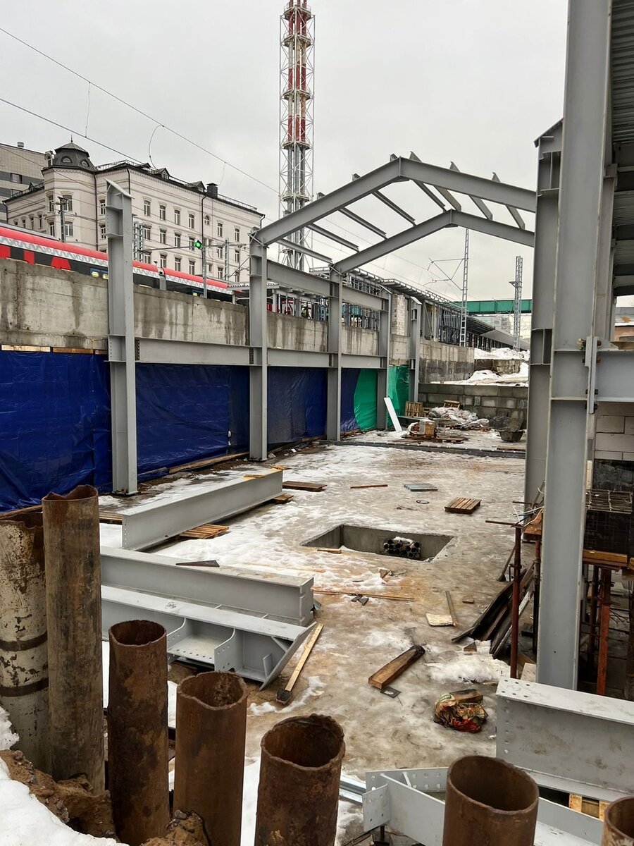 Строительство навеса над вестибюлем станции "Митьково" в декабре 2023 года, фото Pikurovni