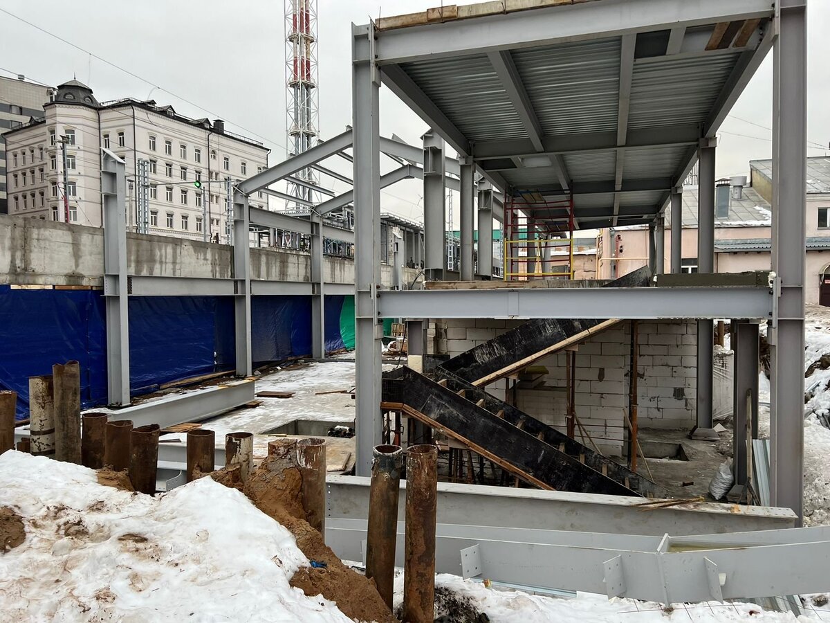 Строительство наземного вестибюлем станции "Митьково" в декабре 2023 года, фото Pikurovni 