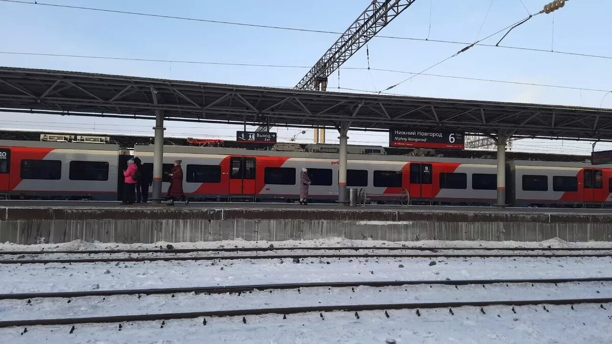     «Ласточка», ехавшая из Нижнего Новгорода в Москву, застряла во Владимирской области вечером 3 января. Пассажирам пообещали компенсации и возврат денег за билеты после инцидента. NewsNN собрал все, что известно об этой ситуации.