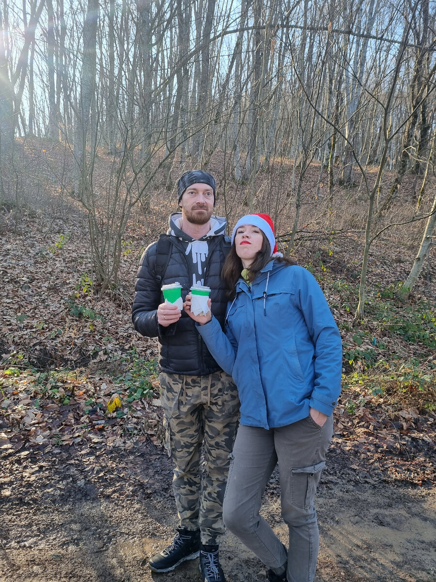 Муж всегда строит рожицы,если попросить сфоткаться