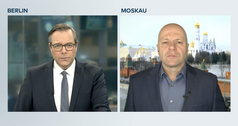 Телемост с немецким журналистом в Москве (справа): Посмотрите, как он страдает! Фото: Übermedien