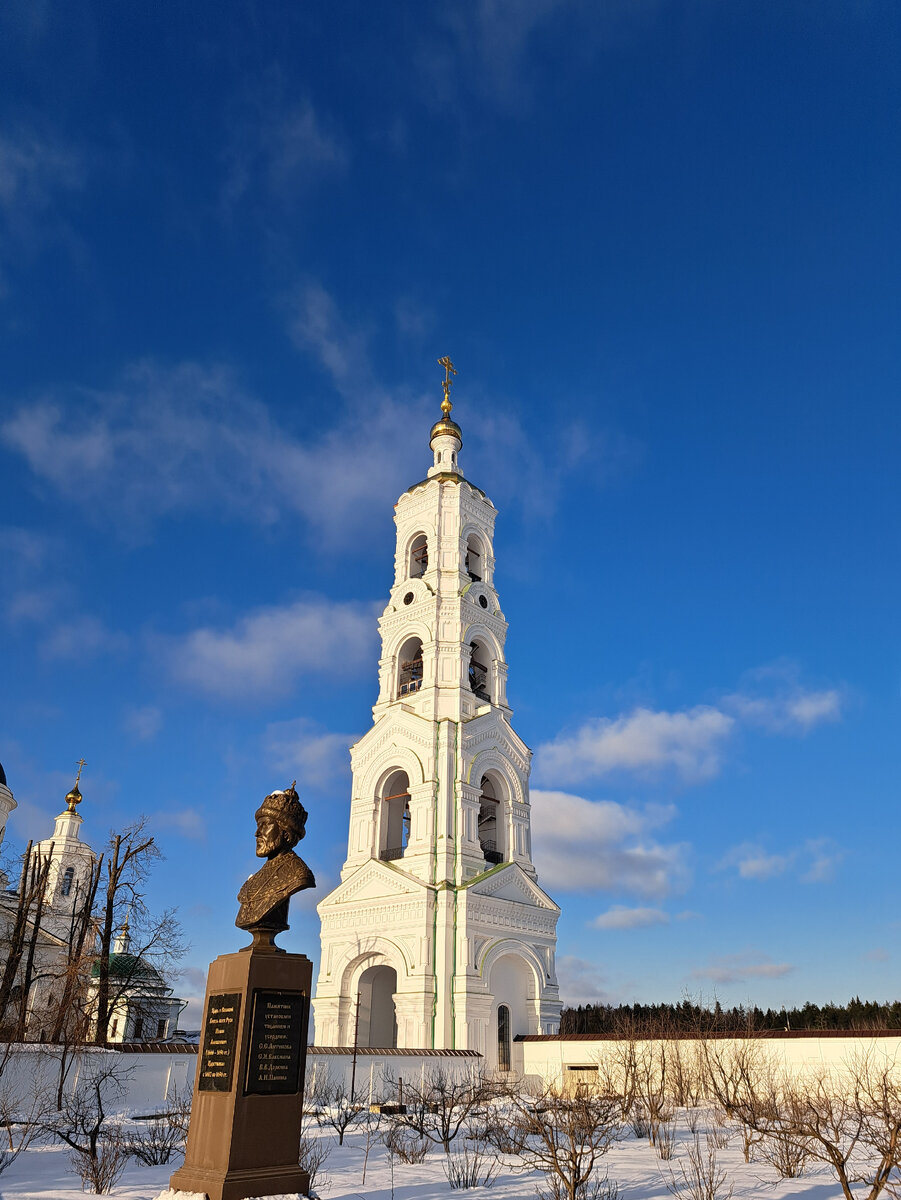 Колокольня Николо-Берлюковского монастыря со стороны "Романовской аллеи"