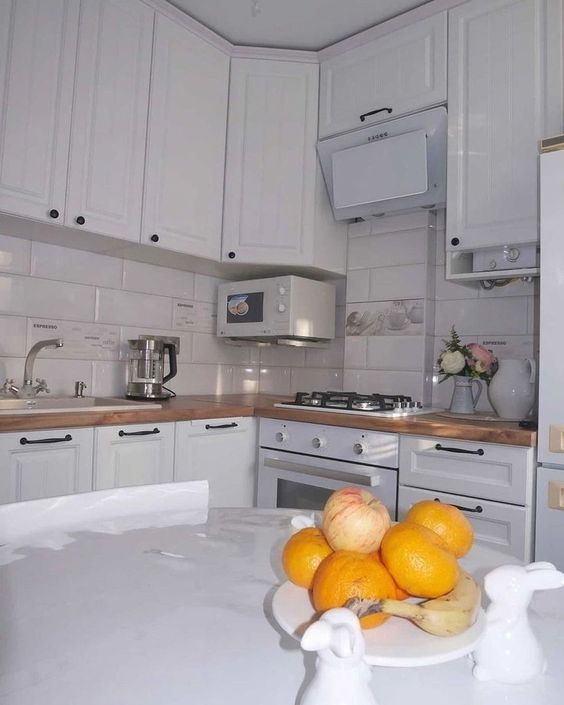 Кухня икеа 9м2. Кухня икеа 9м2 хрущевка. 5 кв. Кухня в хрущевке 5 кв м лорето. Кухни икеа в хрущевке 4.