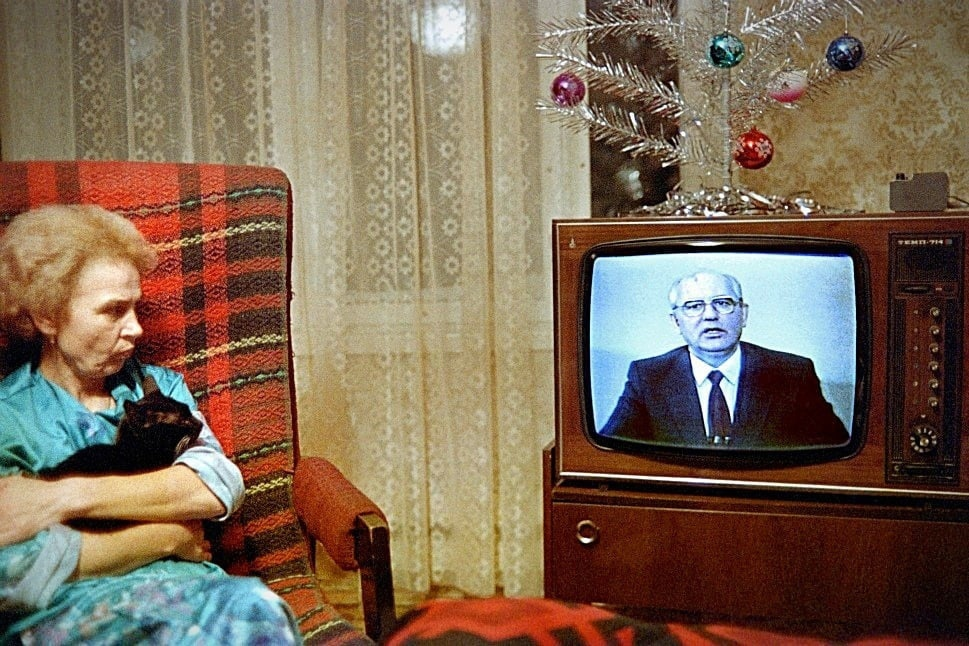 Старый телевизор телепередача. Телевидение ссср. Голубой огонёк телепередача ссср. Ованес адамян телевизор. Кинематограф ссср.