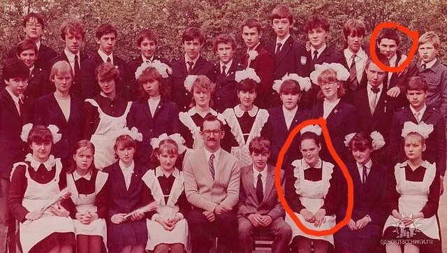 Фото моё. Я уже выкладывала в статье это школьное фото. Но повторюсь еще раз. Вот видите какая я была забитая? А мальчик который обведён кружочком, это тот мальчик который меня всегда обижал. Вот ему я и дала в ухо, один единственный раз.