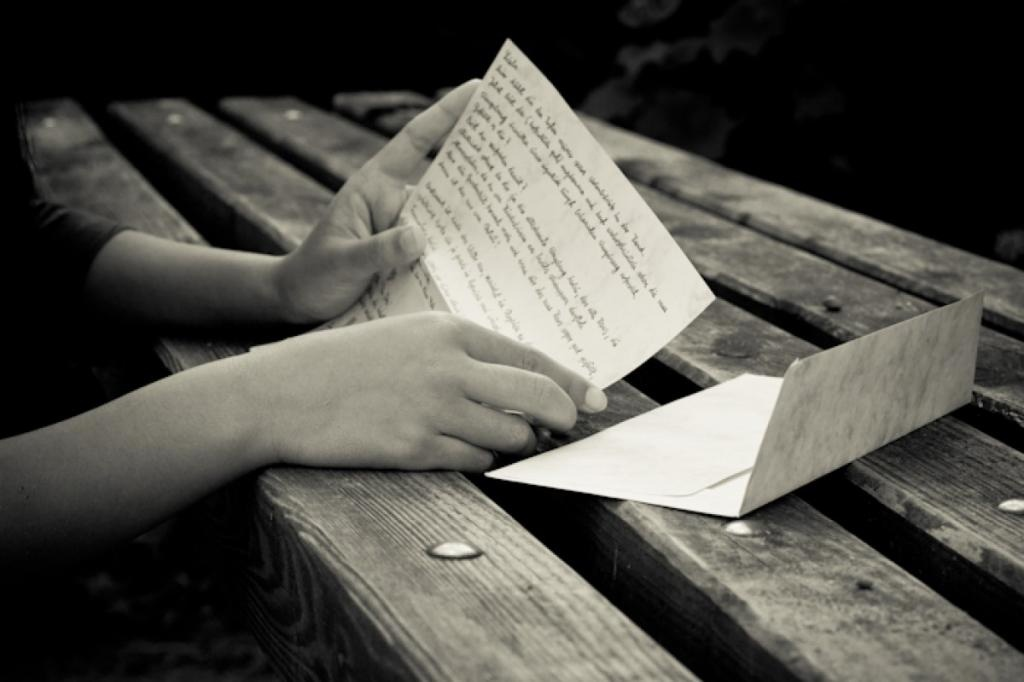 Не будь женой своему парню читать. Девушка с песимос в руках. Письмо девушке. Девушка с письмом в руках. Читает письмо.