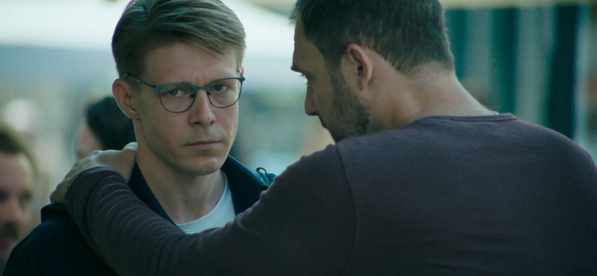 Кадр из сериала "Оффлайн"