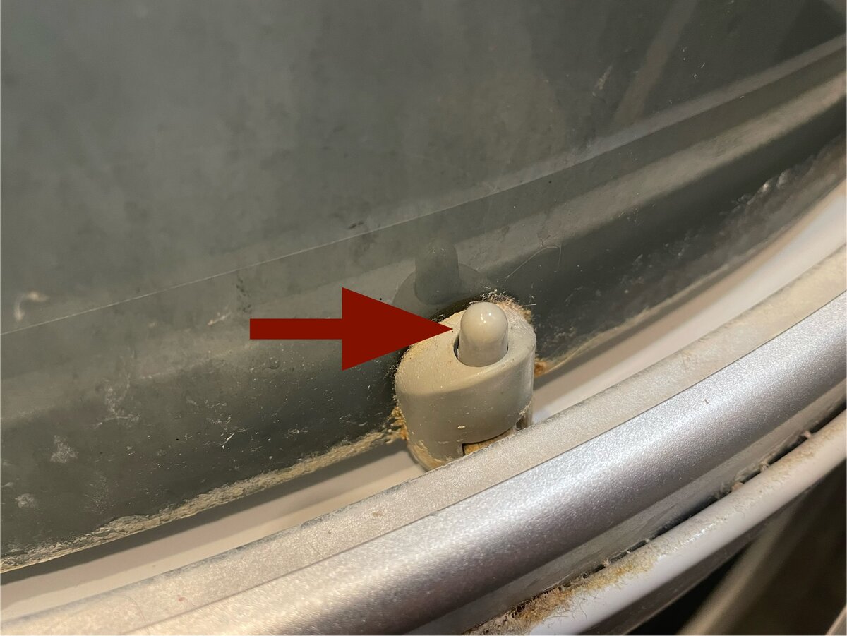 Кнопка подпружинена, поэтому зажимать необходимо сразу две кнопки.