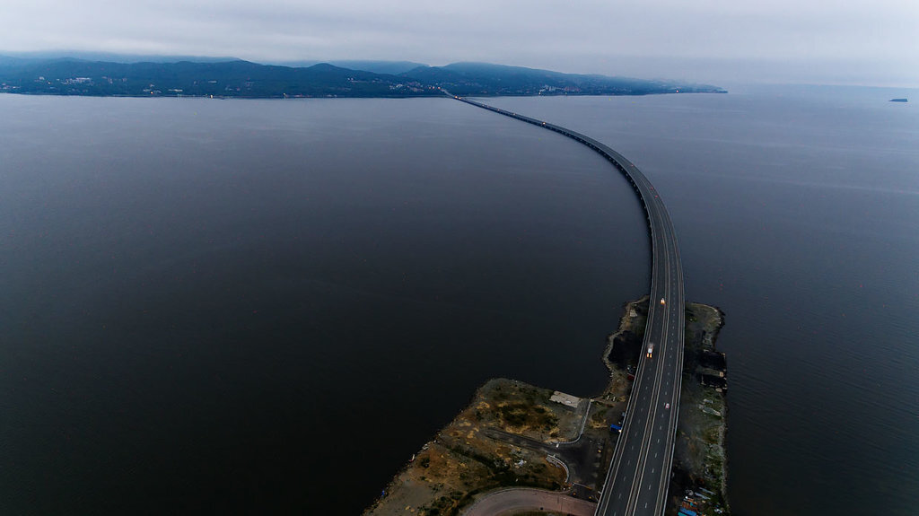 В 2023 году власти решили возвести между Владивостоком и Хабаровском высокоскоростную железнодорожную магистраль. Пока нового пути ещё нет, местные жители и гости Дальнего Востока регулярно перемещаются между городами на личном автомобиле. Фото: Alexander Khitrov / Яндекс Карты