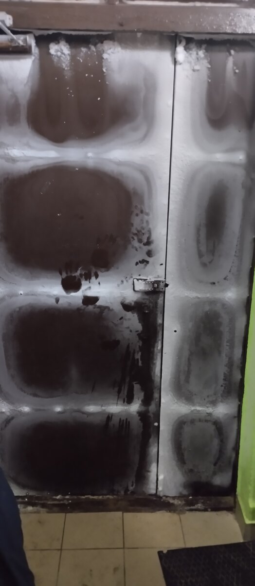 Входная дверь в подъезде дома