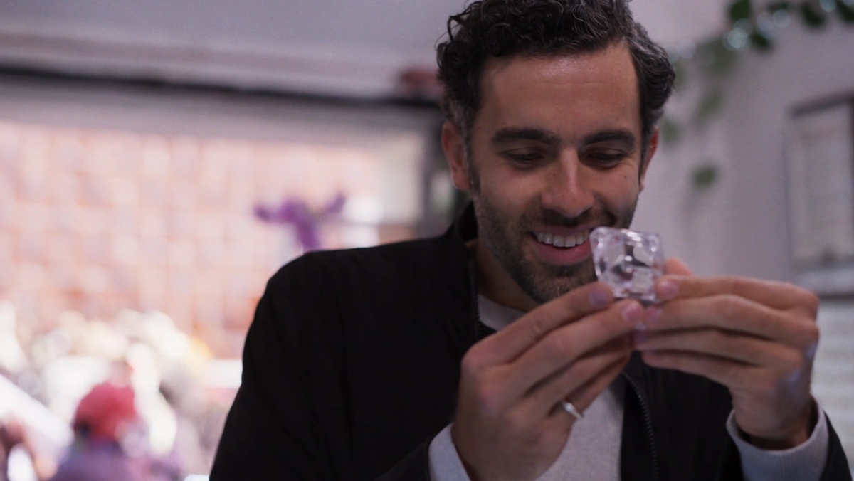 Счастливый Диего выбирает для невесты кольцо