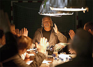 Кадр из культового фильма Никиты Михалкова «12» о том, как 12 присяжных должны решить, виновен ли 18-летний юноша в убийстве своего отчима — офицера Российской армии, воевавшего в Чечне? Источник: https://eparhia-saratov.ru/Articles/article_old_4924