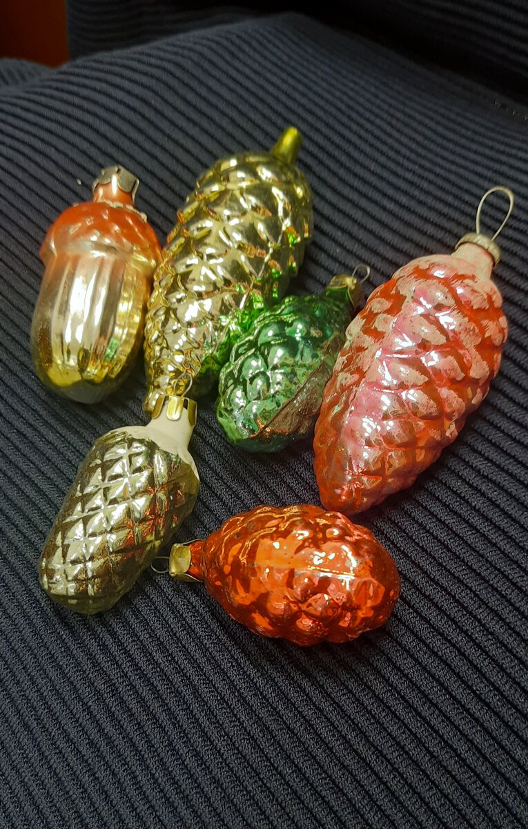 Разные шишки и жёлудь