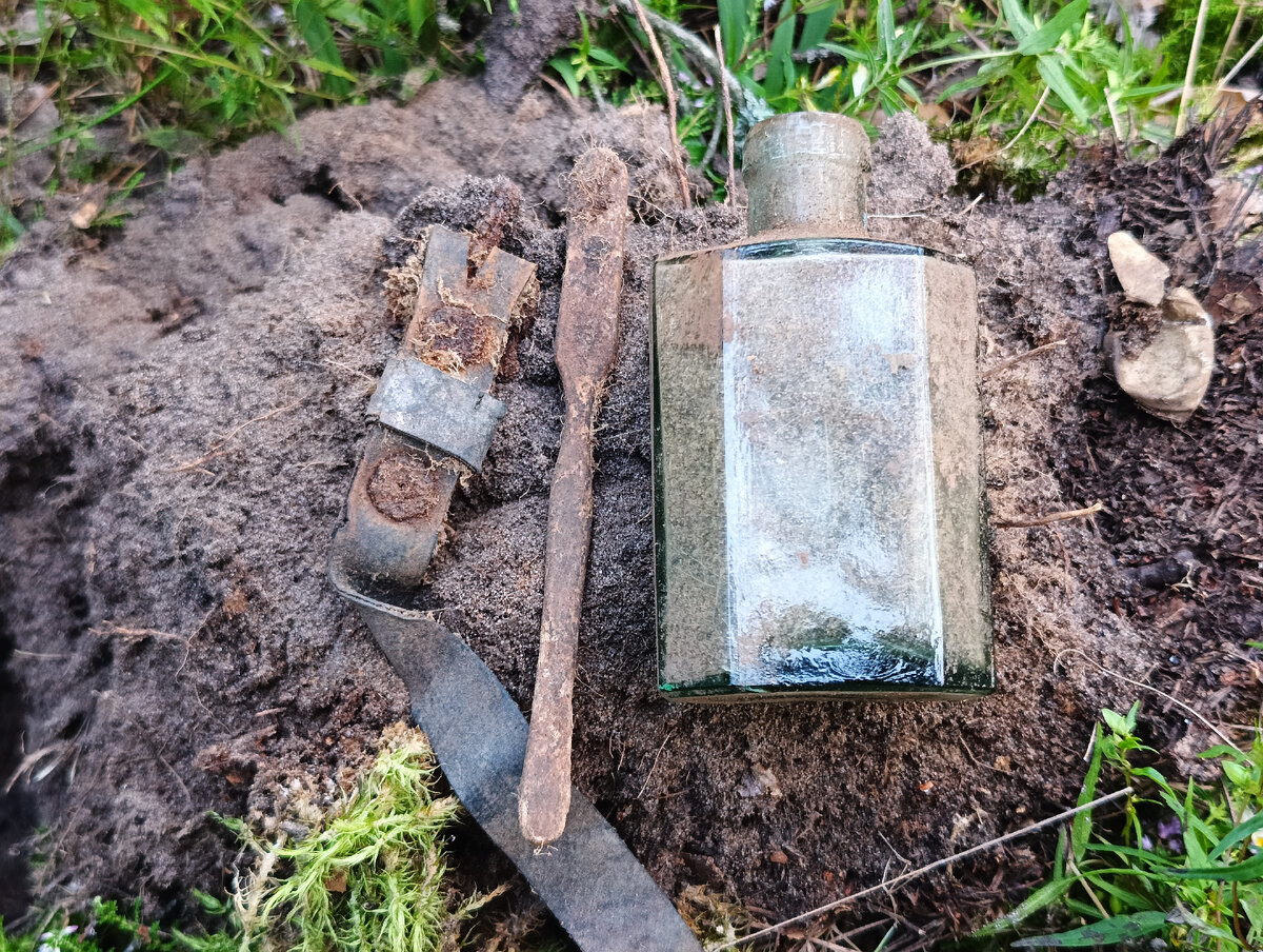 Флакон из-под одеколона, зубная щётка, кожаный ремень. Фото моё. 