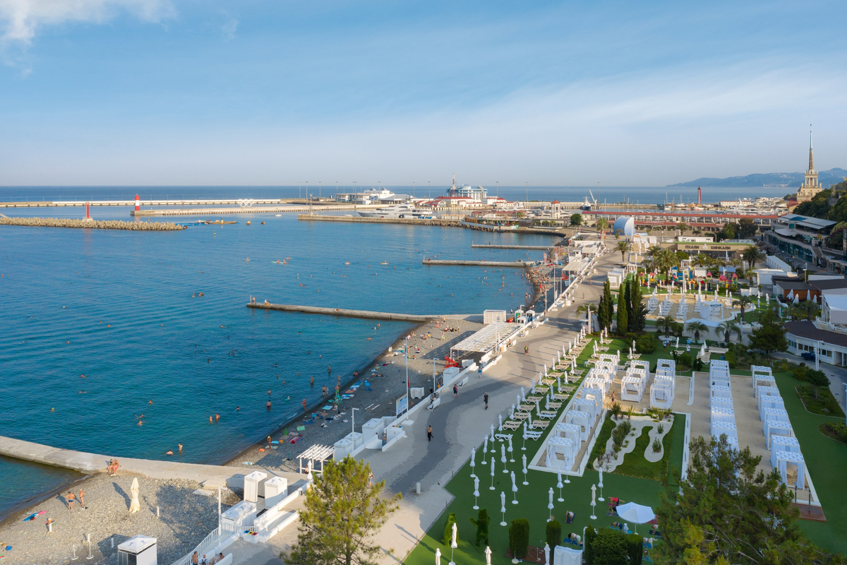 Лазаревское маяк гостиница ул янтарная. Сочи центр набережная. Пляж маяк сочи. Аквапарк маяк сочи. Центральный пляж сочи маяк.