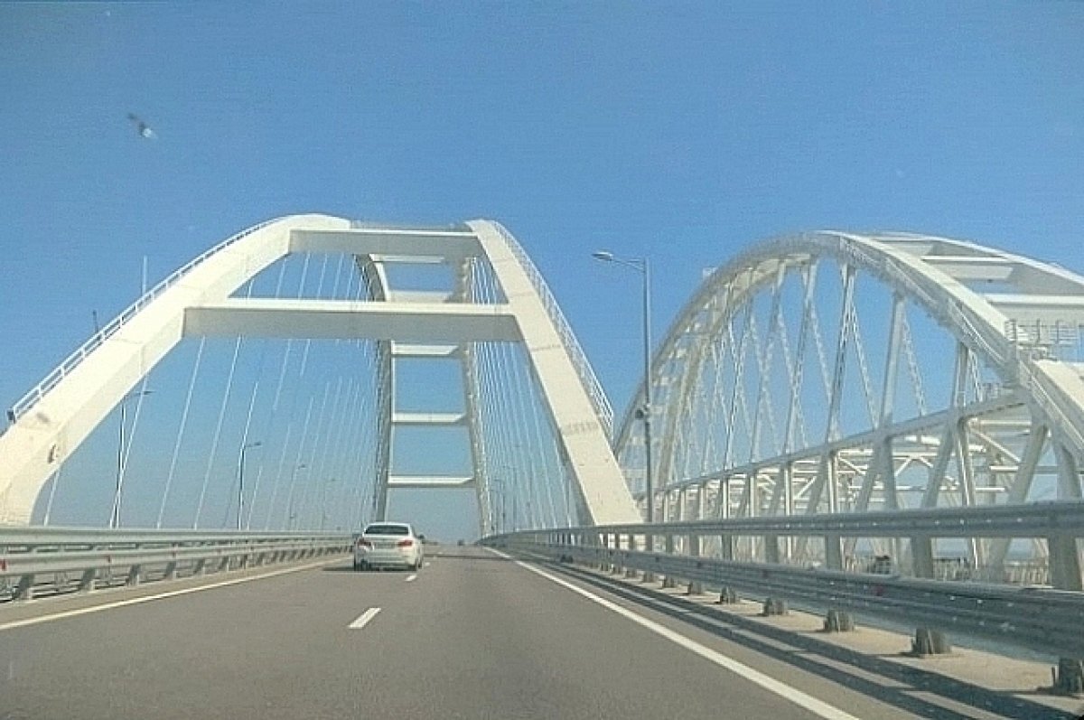    На Крымском мосту возобновили движение автотранспорта