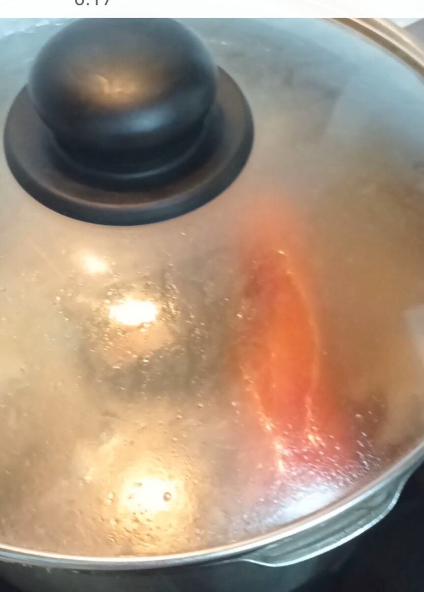 Варю мясо и бульон в большой кастрюле