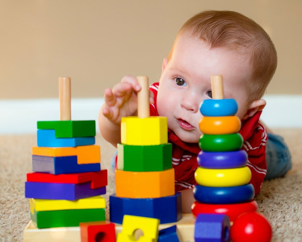 Первые игры малыша. Развивающие игрушки. Игрушки для детей раннего возраста. Игрушки для сенсорного развития. Сенсорика для детей раннего возраста.