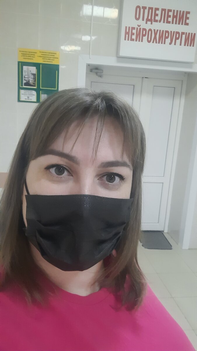 Маска, бахилы и верхняя одежда в руках... такой порядок