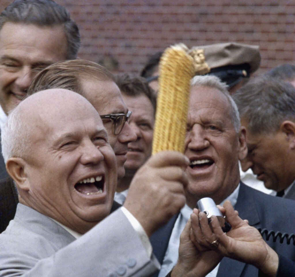 Никита Хрущев и Росуэлл Гарст на ферме последнего в сентябре 1959 года. (Photo by Hank Walker/The LIFE Picture Collection via Getty Images)