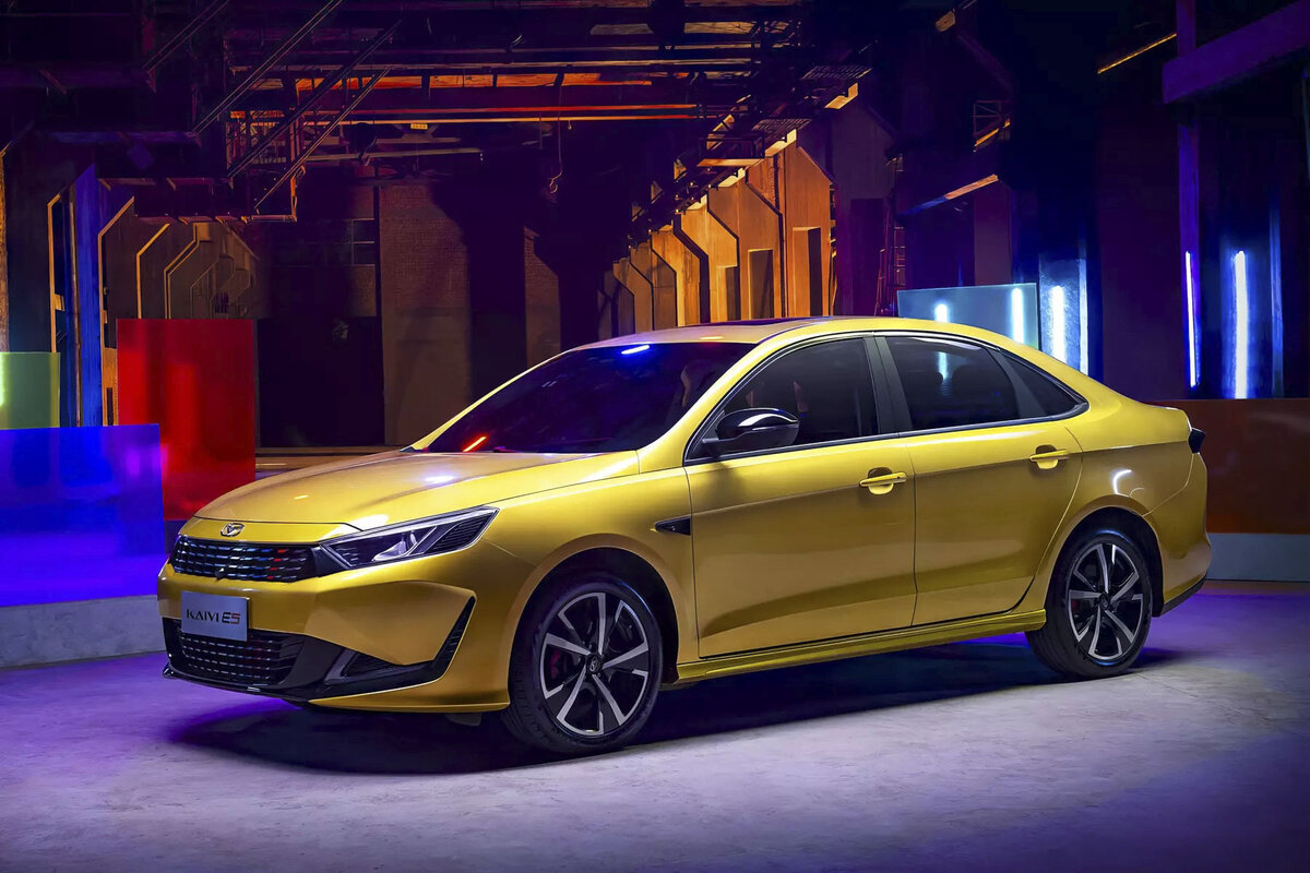   ### Kaiyi E5 Kaiyi E5 — это слегка перелицованный Chery Arrizo 7 образца 2013-2019 годов. По состоянию на начало 2024 года модель представлена на российском рынке тремя комплектациями, включая [спортивную](https://motor.ru/news/kaiyi-e5-luxury-sport-15-09-2023.htm) — ее отличают красные акценты в декоре и передний бампер оригинального дизайна. Код капотом у седана бензиновый турбомотор объемом 1,5 литра, который развивает 147 лошадиных сил. Он работает в связке с вариатором.   
Kaiyi