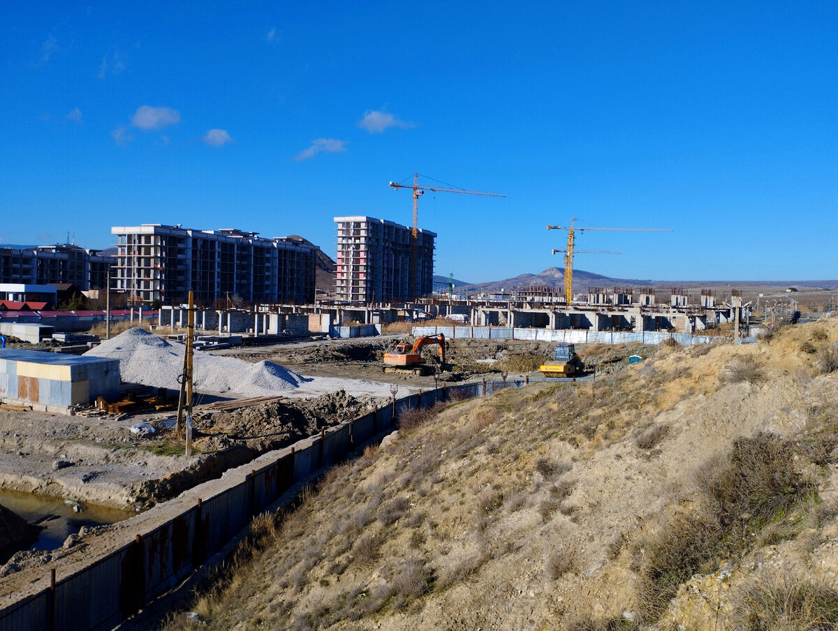 Вид на строящиеся многоэтажки. Январь 2024г. Фото автора канала