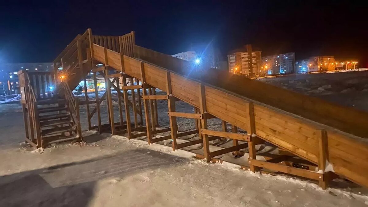     В Шарыпово Красноярского края 6-летняя девочка получила сотрясение мозга, катаясь на горке. Она ударилась затылком о лед и потеряла сознание.