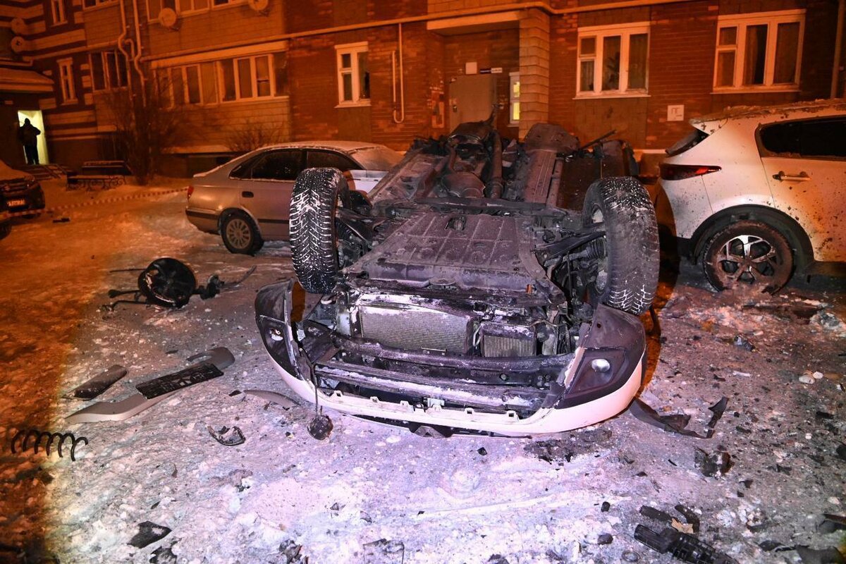 На видео попал прилёт снаряда во двор жилой многоэтажки в Белгороде — Видео  | Telegraf - Новости | Дзен