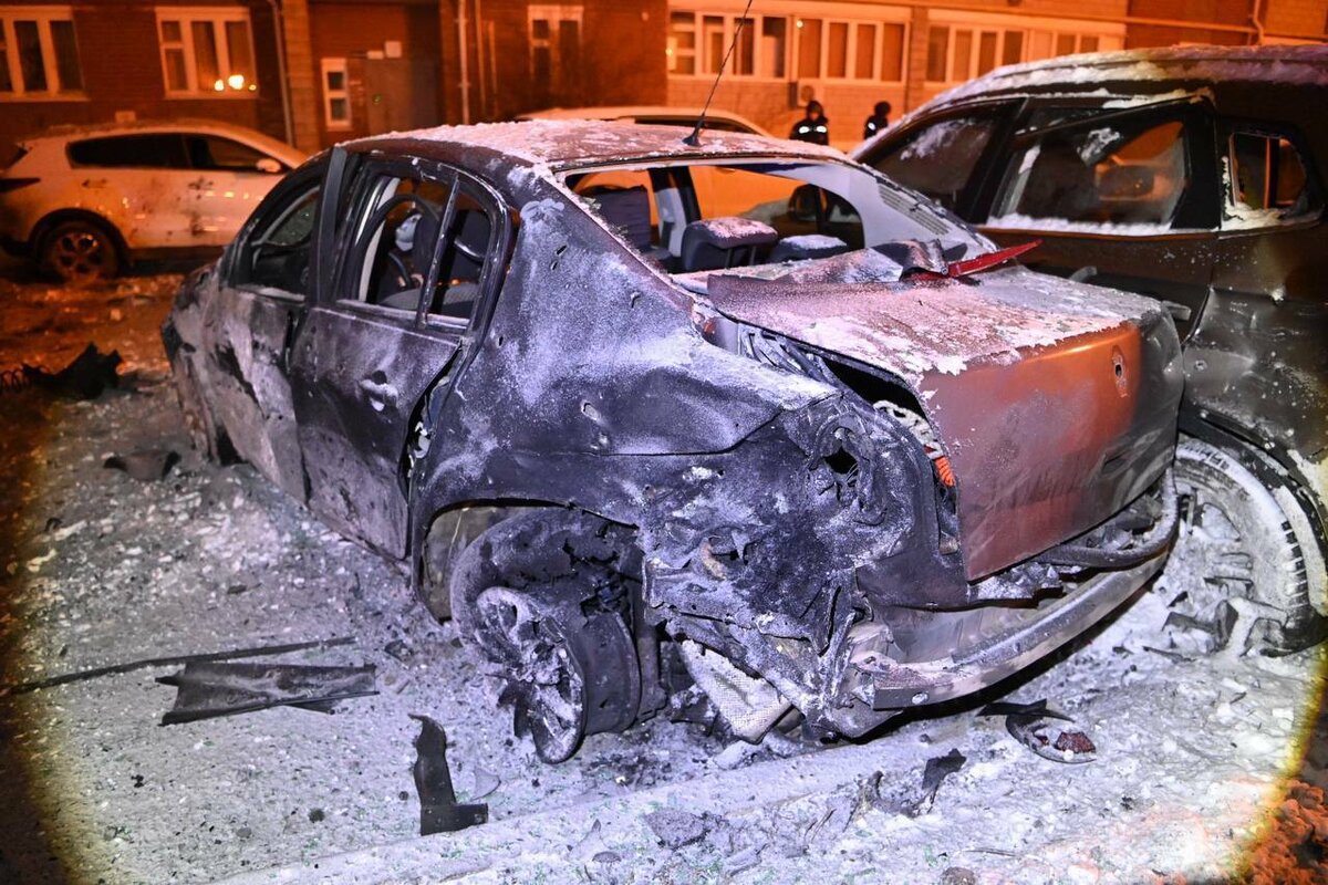 На видео попал прилёт снаряда во двор жилой многоэтажки в Белгороде — Видео  | Telegraf - Новости | Дзен