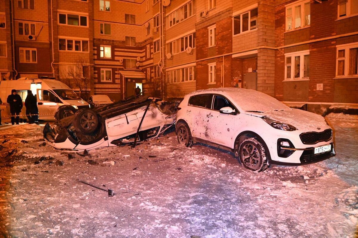 На видео попал прилёт снаряда во двор жилой многоэтажки в Белгороде — Видео  | Telegraf - Новости | Дзен