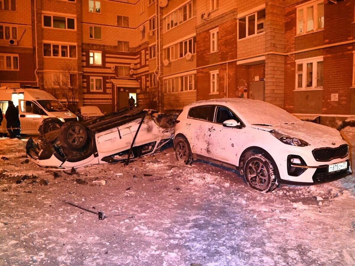    Машины на улице Белгорода, поврежденные при обстреле со стороны ВСУ© Telegram-канал мэра Белгорода Валентина Демидова