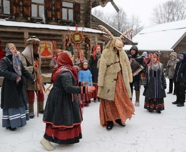 Колядование в деревне. Тут всё проще, вся деревня готова выйти на веселое мероприятие)