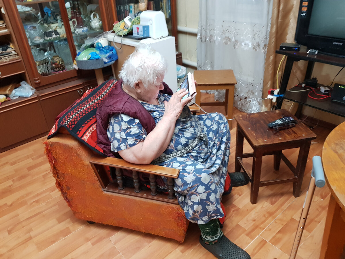 мама мужа осваивает новый планшет