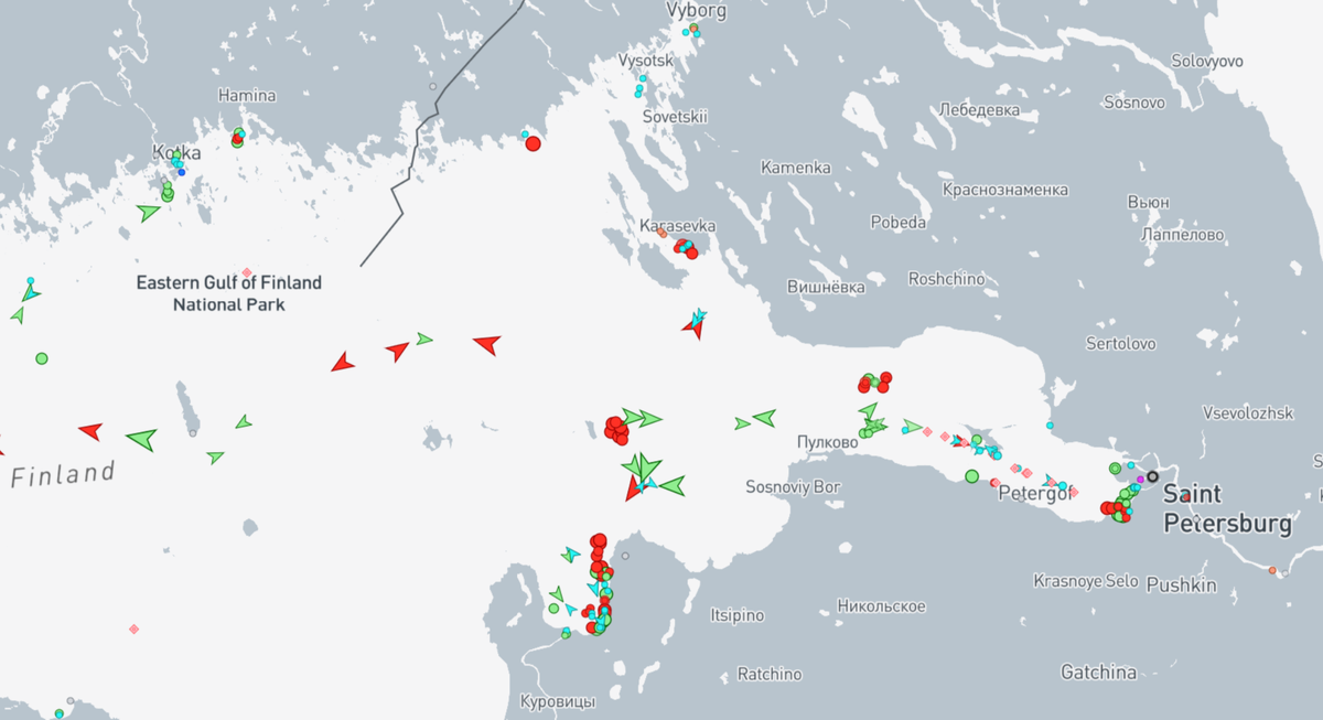 Красные символы - танкеры. Группа в центре - стоящие на рейде у острова Сескар в ожидании приглашения на погрузку. Ещё одна большая группа танкеров находится за пределами территориальных вод России. Любопытно, что терминал Лукойла "пустой". 