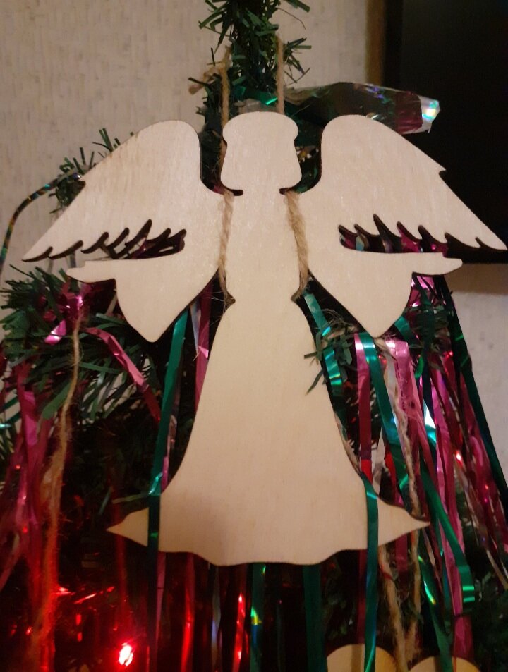 Ангел изготовлен из деревянной фанеры на лазерном оборудовании. Фигурку можно использовать в натуральном виде или разрисовать любыми красками. Такие модели часто заказывают художественные школы