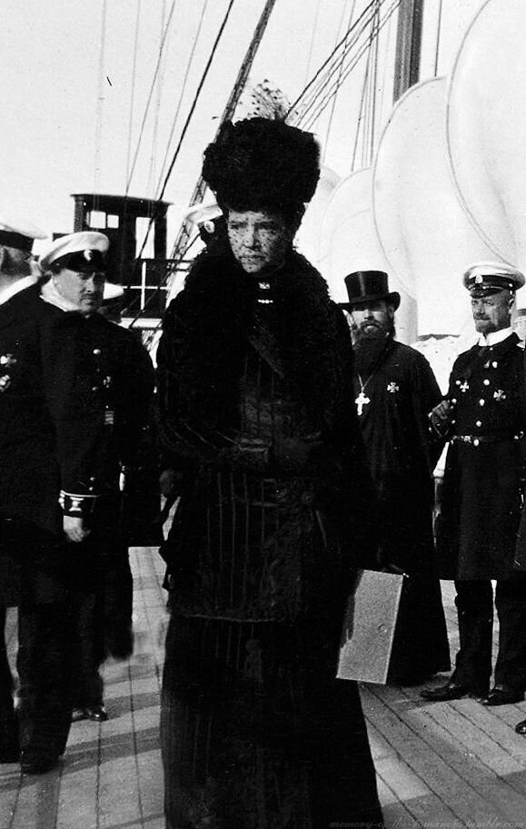 Мария Федоровна, мать Николая II, на отплывающем из России английском корабле "Мальборо"
